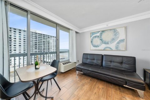 Condo in Daytona Beach, Florida, 1 bedroom № 2212495 - photo 20