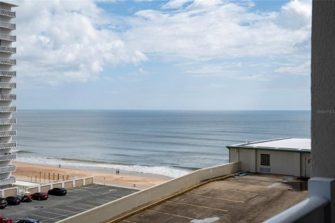 Condo in Daytona Beach, Florida, 1 bedroom № 2212495 - photo 25