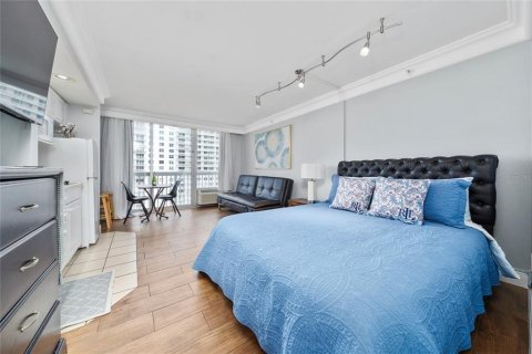 Condo in Daytona Beach, Florida, 1 bedroom № 2212495 - photo 19