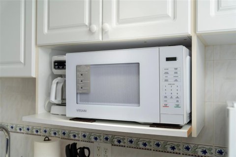 Condo in Daytona Beach, Florida, 1 bedroom № 2212495 - photo 28