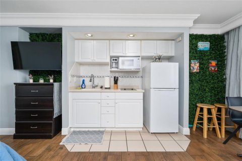 Condo in Daytona Beach, Florida, 1 bedroom № 2212495 - photo 26