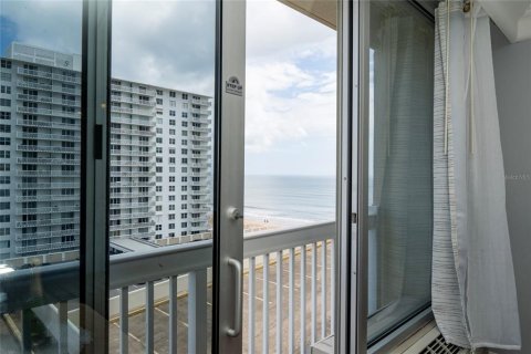 Condo in Daytona Beach, Florida, 1 bedroom № 2212495 - photo 24