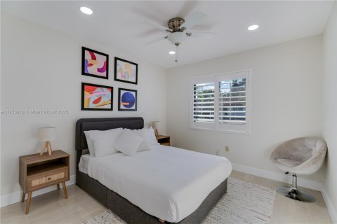 House in Miami, Florida 4 bedrooms, 192.59 sq.m. № 1938091 - photo 25
