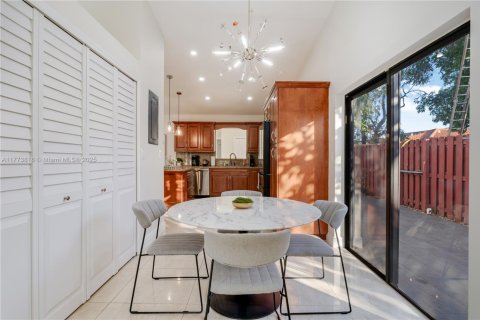 House in Miami, Florida 4 bedrooms, 192.59 sq.m. № 1938091 - photo 12