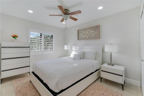 House in Miami, Florida 4 bedrooms, 192.59 sq.m. № 1938091 - photo 24