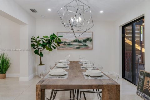 House in Miami, Florida 4 bedrooms, 192.59 sq.m. № 1938091 - photo 17