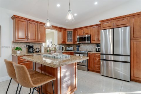 Casa en alquiler en Miami, Florida, 4 dormitorios, 192.59 m2 № 1938091 - foto 2