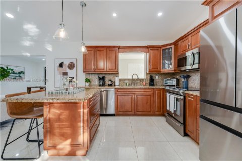 House in Miami, Florida 4 bedrooms, 192.59 sq.m. № 1938091 - photo 11