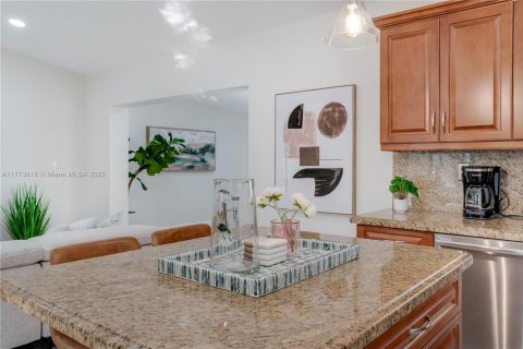 Casa en alquiler en Miami, Florida, 4 dormitorios, 192.59 m2 № 1938091 - foto 10