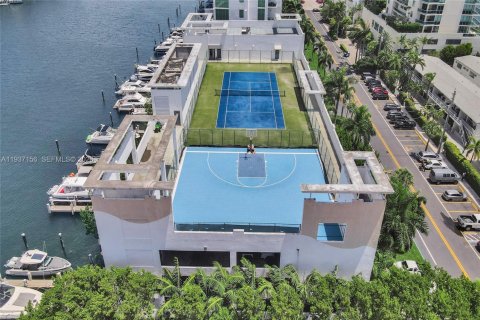 Condo in North Bay Village, Florida, 2 bedrooms № 1995022 - photo 22