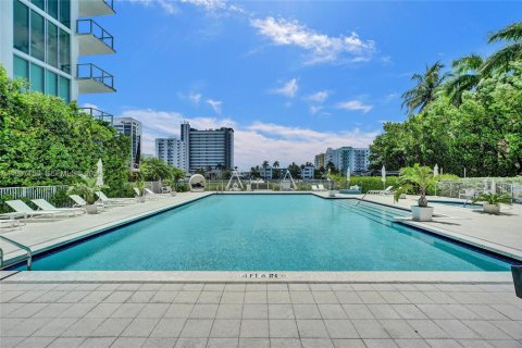 Condo in North Bay Village, Florida, 2 bedrooms № 1995022 - photo 11