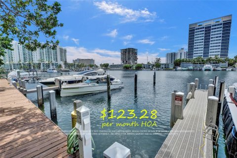 Condo in North Bay Village, Florida, 2 bedrooms № 1995022 - photo 3