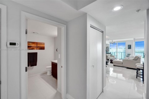 Condo in North Bay Village, Florida, 2 bedrooms № 1995022 - photo 29