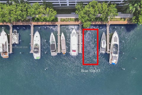 Condo in North Bay Village, Florida, 2 bedrooms № 1995022 - photo 1