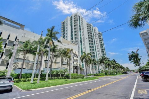 Condo in North Bay Village, Florida, 2 bedrooms № 1995022 - photo 27