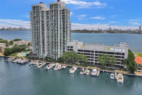 Condo in North Bay Village, Florida, 2 bedrooms № 1995022 - photo 26