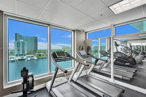 Condo in North Bay Village, Florida, 2 bedrooms № 1995022 - photo 5