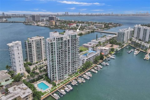 Condo in North Bay Village, Florida, 2 bedrooms № 1995022 - photo 16