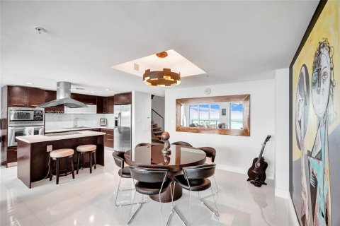 Condo in North Bay Village, Florida, 2 bedrooms № 1995022 - photo 15