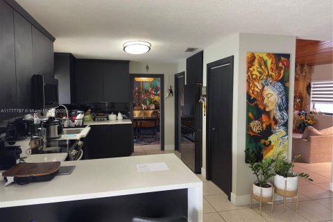 House in Miami, Florida 4 bedrooms, 178.74 sq.m. № 1861370 - photo 13