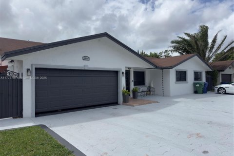 House in Miami, Florida 4 bedrooms, 178.74 sq.m. № 1861370 - photo 1