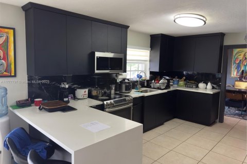 House in Miami, Florida 4 bedrooms, 178.74 sq.m. № 1861370 - photo 14