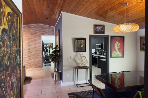 House in Miami, Florida 4 bedrooms, 178.74 sq.m. № 1861370 - photo 30