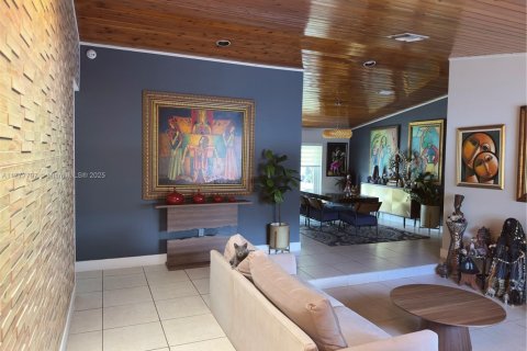 House in Miami, Florida 4 bedrooms, 178.74 sq.m. № 1861370 - photo 4