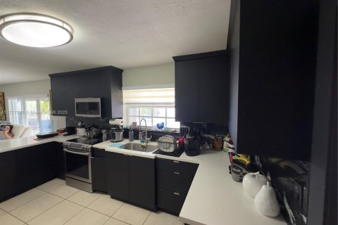House in Miami, Florida 4 bedrooms, 178.74 sq.m. № 1861370 - photo 20