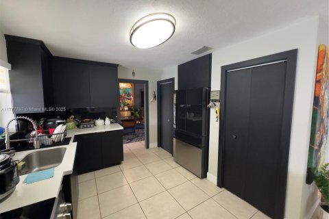 House in Miami, Florida 4 bedrooms, 178.74 sq.m. № 1861370 - photo 16
