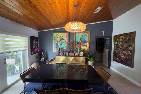 House in Miami, Florida 4 bedrooms, 178.74 sq.m. № 1861370 - photo 17