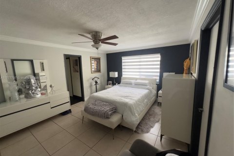 House in Miami, Florida 4 bedrooms, 178.74 sq.m. № 1861370 - photo 21