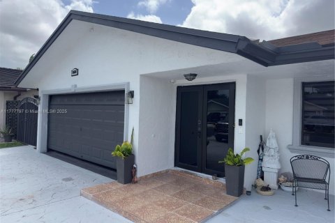 House in Miami, Florida 4 bedrooms, 178.74 sq.m. № 1861370 - photo 3
