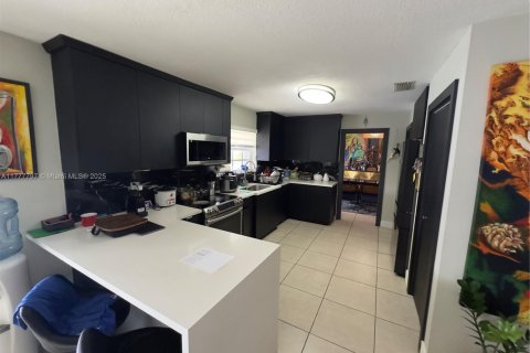 House in Miami, Florida 4 bedrooms, 178.74 sq.m. № 1861370 - photo 15