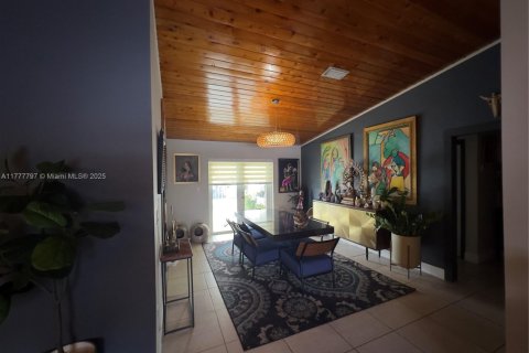 House in Miami, Florida 4 bedrooms, 178.74 sq.m. № 1861370 - photo 9