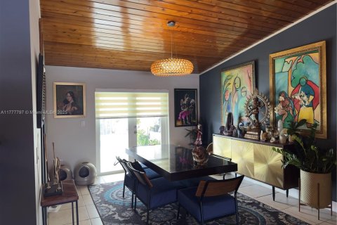 House in Miami, Florida 4 bedrooms, 178.74 sq.m. № 1861370 - photo 10