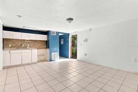 Duplex in Sarasota, Florida 6 bedrooms, 184.23 sq.m. № 2299362 - photo 24