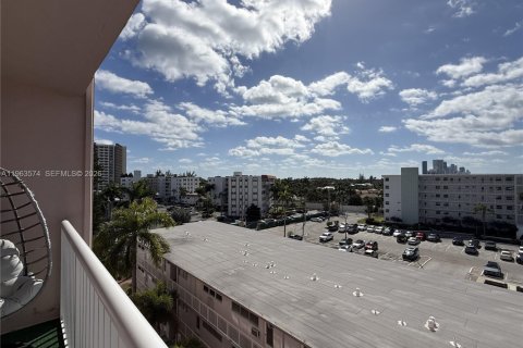 Кондоминиум с 2 спальнями в Халландейл-Бич, Флорида № 2025598