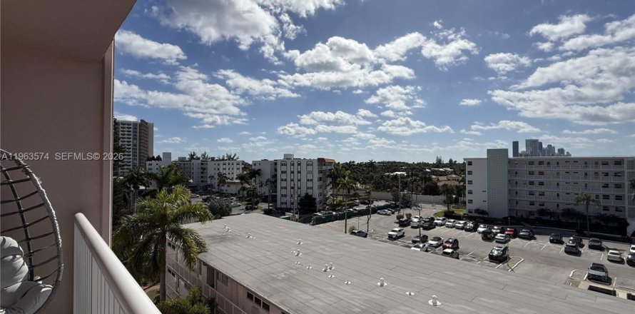 Кондоминиум с 2 спальнями в Халландейл-Бич, Флорида № 2025598