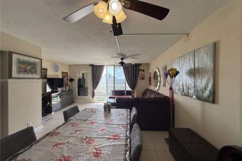 Купить кондоминиум в Халландейл-Бич, Флорида 2 спальни, 101.45м2, № 2025598 - фото 3