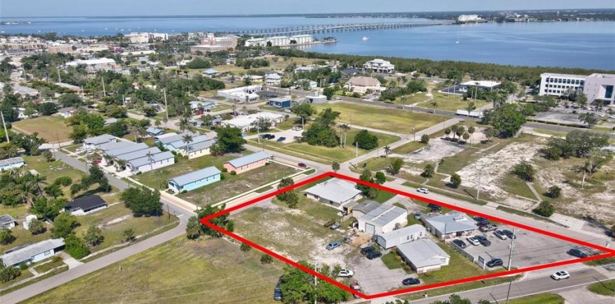 Immobilier commercial à Punta Gorda, Floride 473.71 m2 № 1885754
