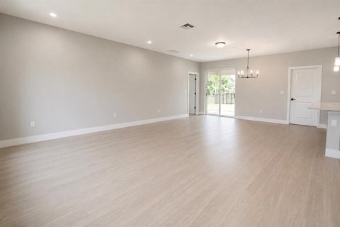 House in Poinciana, Florida 4 bedrooms, 161.28 sq.m. № 2150059 - photo 7