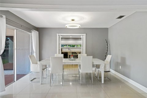 Купить виллу или дом в Хомстед, Флорида 4 спальни, 252.14м2, № 1984369 - фото 11