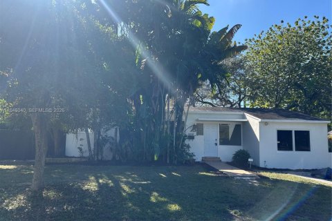 House in Miami, Florida 2 bedrooms, 138.8 sq.m. № 2002323