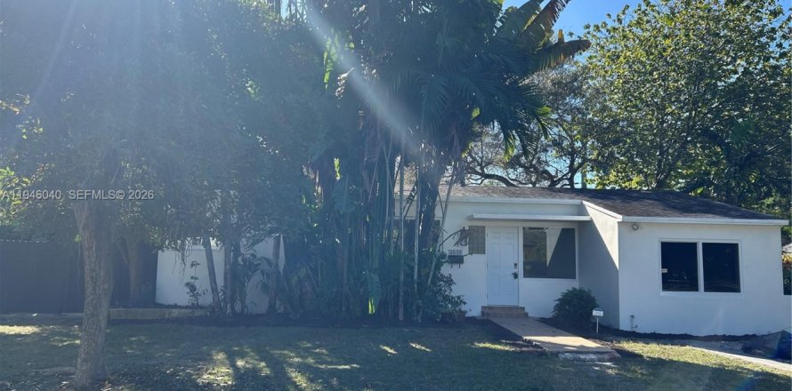 House in Miami, Florida 2 bedrooms, 138.8 sq.m. № 2002323