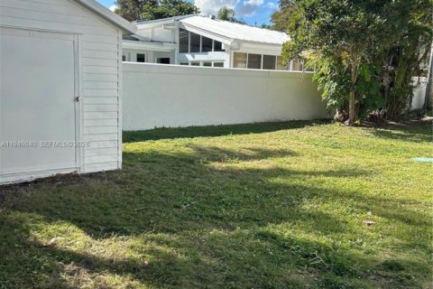 House in Miami, Florida 2 bedrooms, 138.8 sq.m. № 2002323 - photo 13
