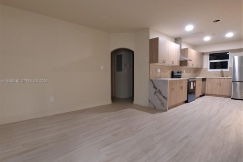 House in Miami, Florida 2 bedrooms, 138.8 sq.m. № 2002323 - photo 6