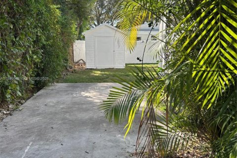House in Miami, Florida 2 bedrooms, 138.8 sq.m. № 2002323 - photo 11