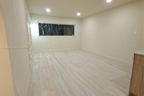 House in Miami, Florida 2 bedrooms, 138.8 sq.m. № 2002323 - photo 4