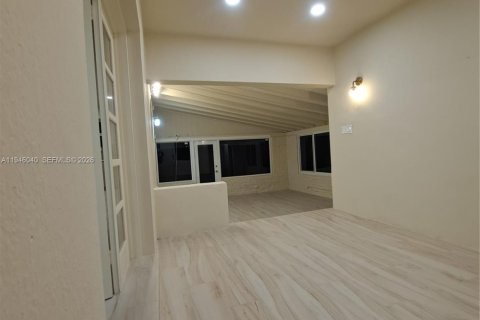 House in Miami, Florida 2 bedrooms, 138.8 sq.m. № 2002323 - photo 2